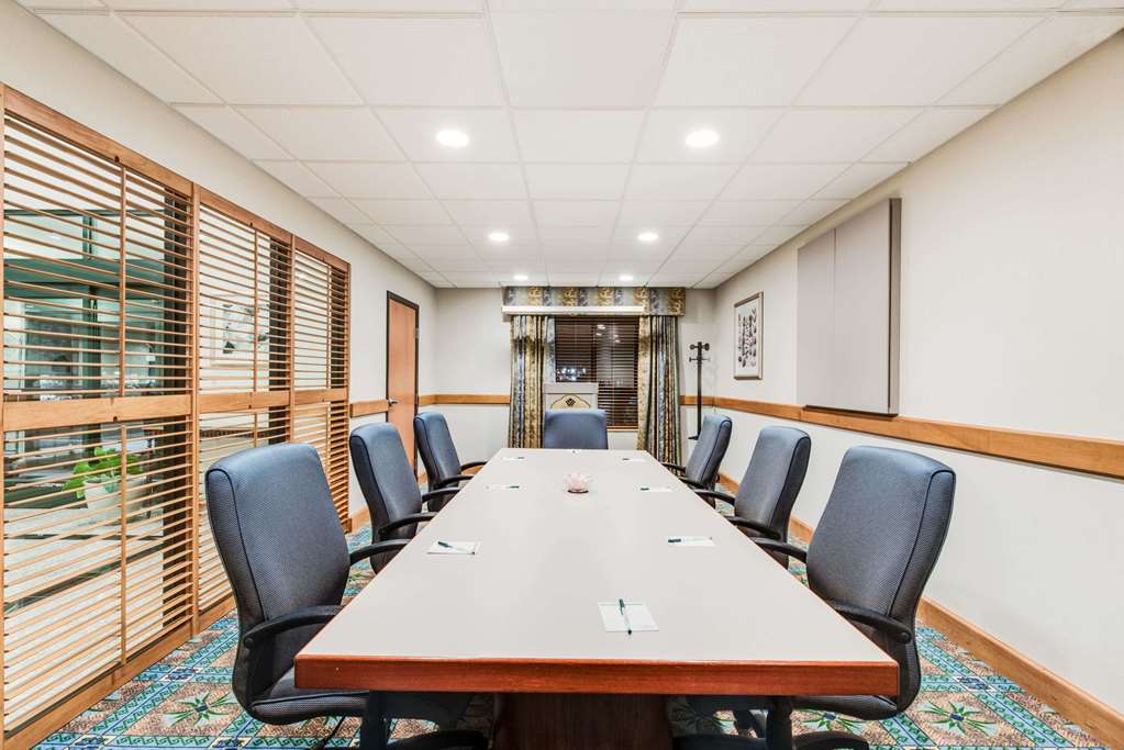 Wingate by Wyndham York - photo 12