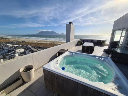 Jacuzzi with 270 views right on beach — 4-Star Luxury Hotel in Cape Town, South Africa