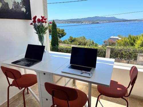 Breathtaking Mediterranean Views From Renovated Cosy Nest Walk To Portissol Beach And Port in Sanary-Sur-Mer, France