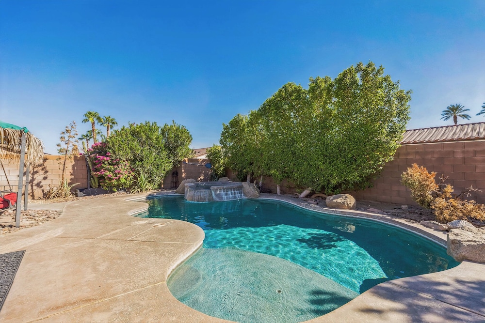 4BR Retro Game Room Theater Pool & Spa - photo 33