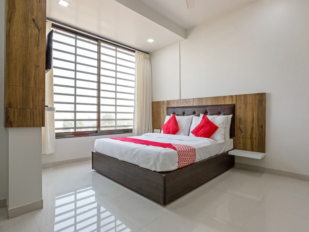 Oyo 26116 Food Hub — Nashik