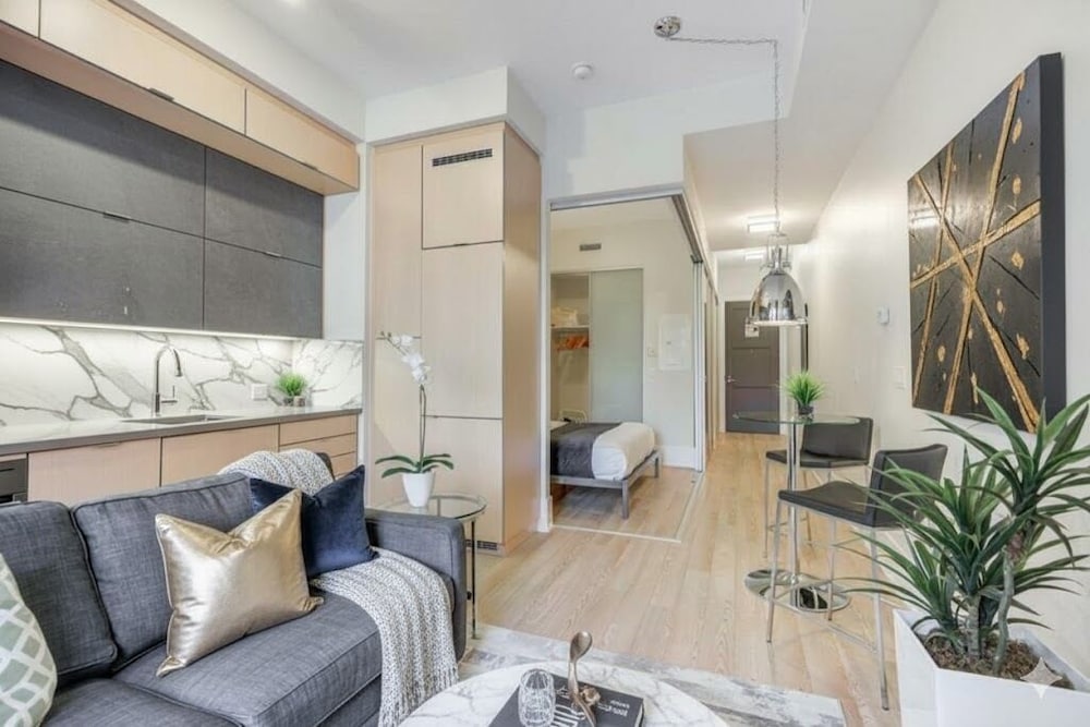 Life Suites Loft CN Tower in Toronto, Canada