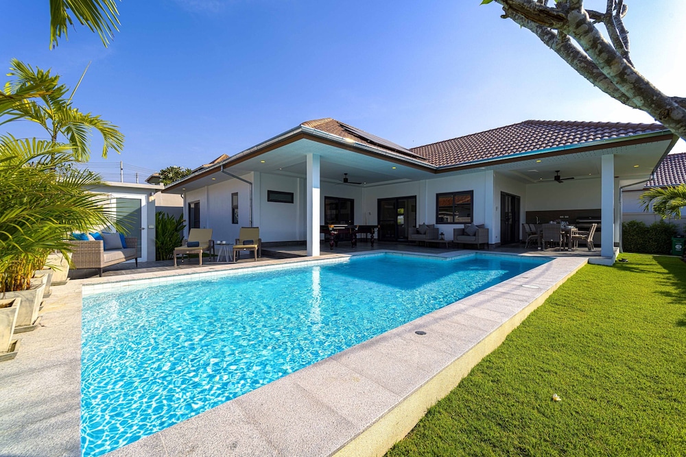 Modern 3 Bedroom Private Pool Villa ML7 — 4-Star Luxury Hotel in Hua Hin, Thailand
