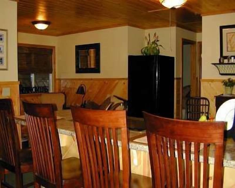 Hinckley's Dreamwood Cottages - photo 9