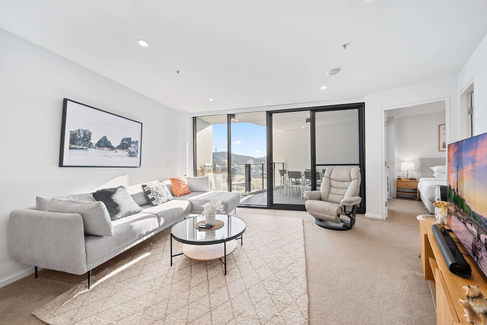 Stylish 2 Bed Apartment in Canberra CBD — 4-Star Luxury Hotel in Canberra, Australia
