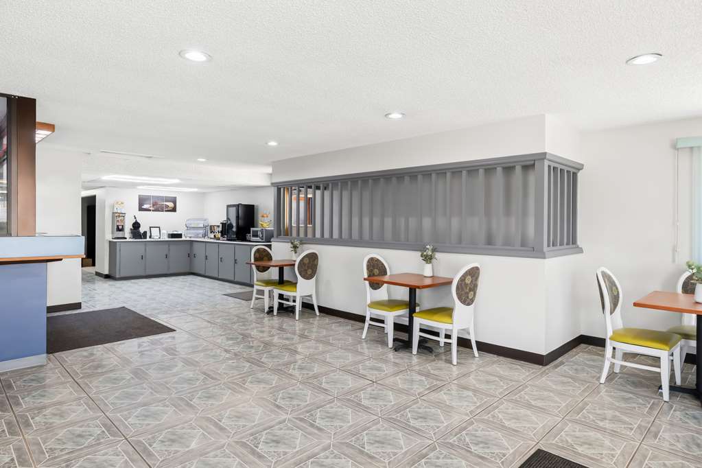 Econo Lodge Emporia - photo 9