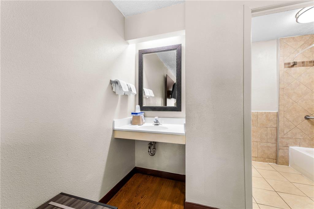 Econo Lodge Charlotte Airport - photo 28