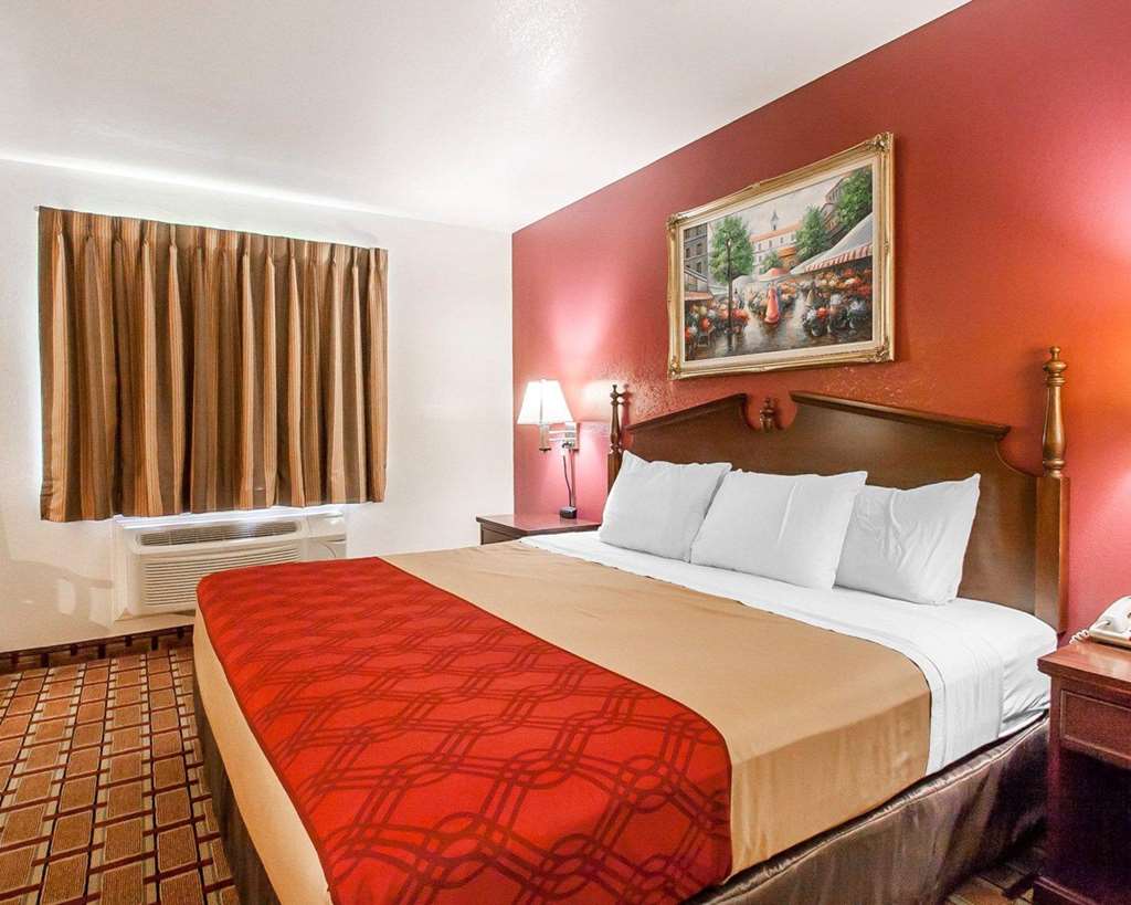 Econo Lodge Dexter - photo 13