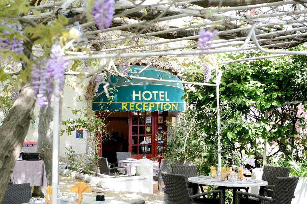 Logis Le Terminus - carbon neutral hotel in Senas