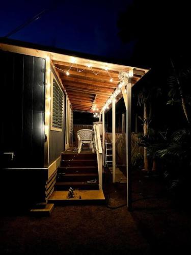 Charming Country Cottage just a few steps from the beach — 4-Star Luxury Hotel in Waianae, United States