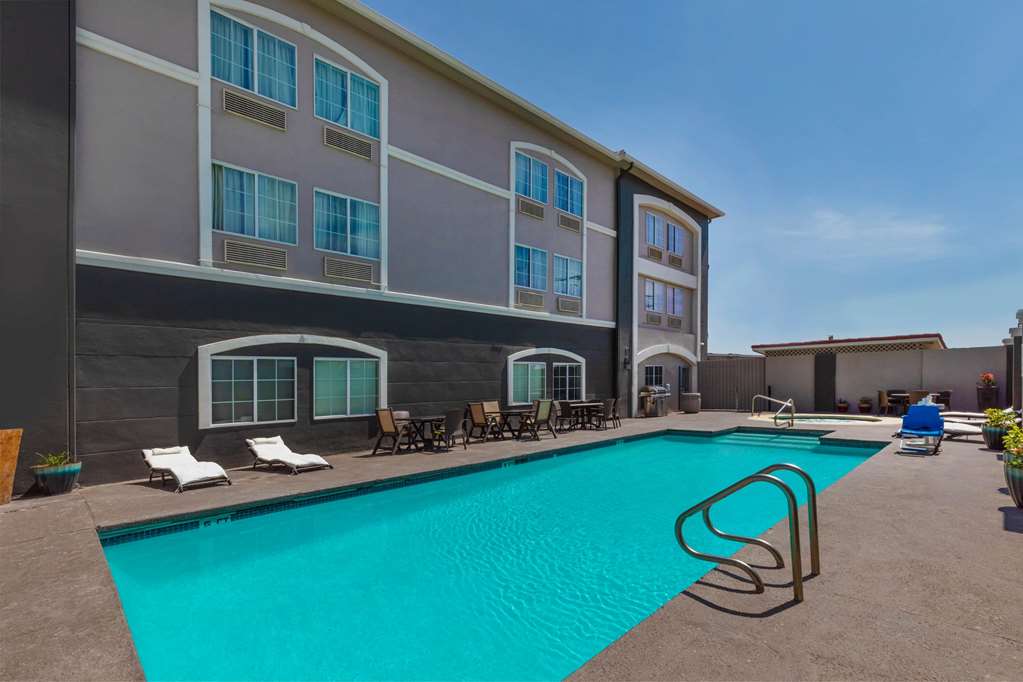 La Quinta Inn & Suites by Wyndham Laredo Airport - photo 12