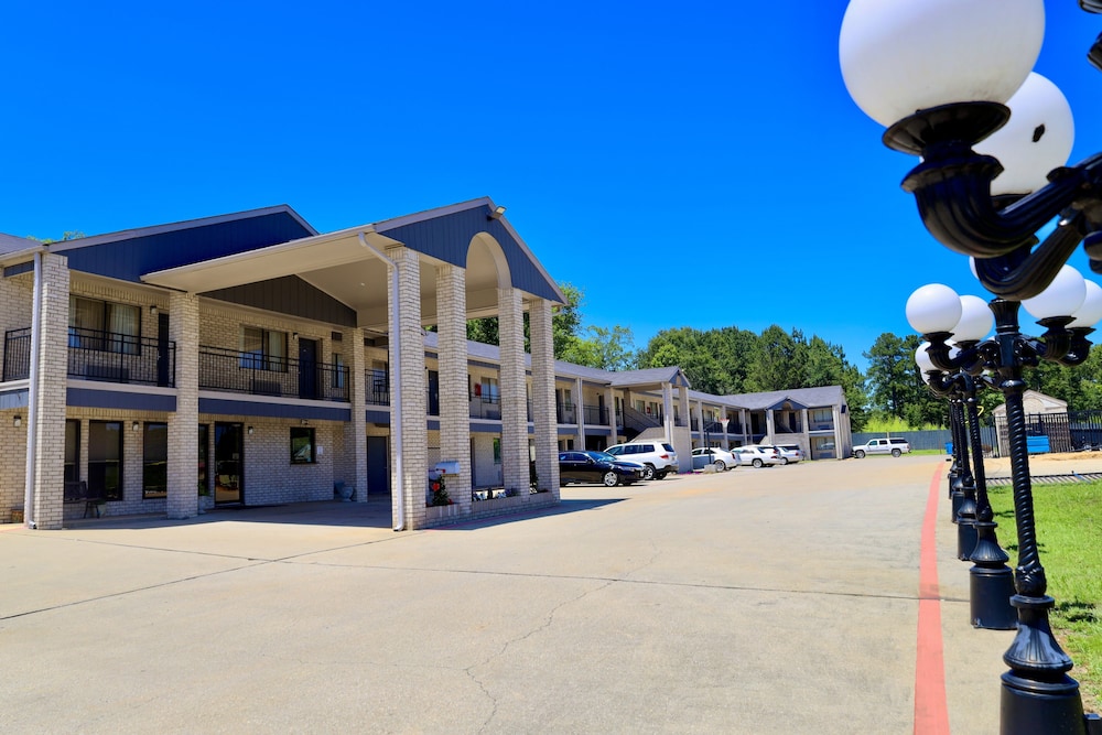 Regency Inn & Suites — hotel in Gladewater