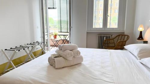 Stylish Apt Balcony AC Aqueduct View — 4-Star Luxury Hotel in Rome, Italy