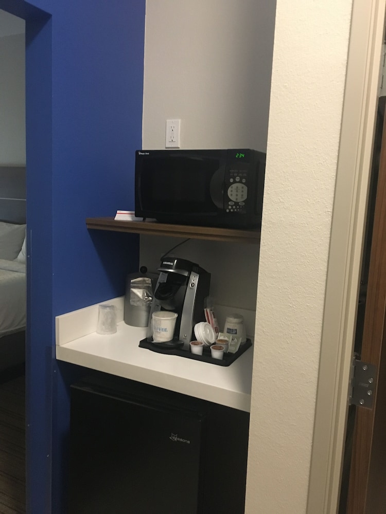 Holiday Inn Express & Suites Junction by IHG - photo 17