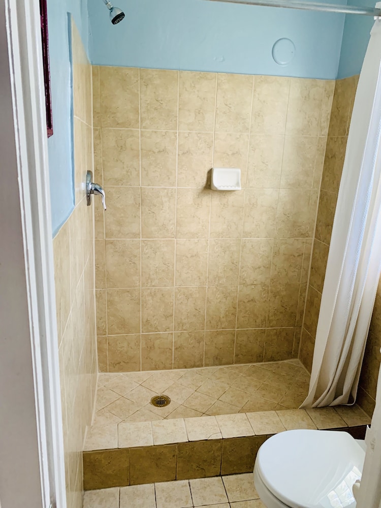 Deluxe Inn - photo 12
