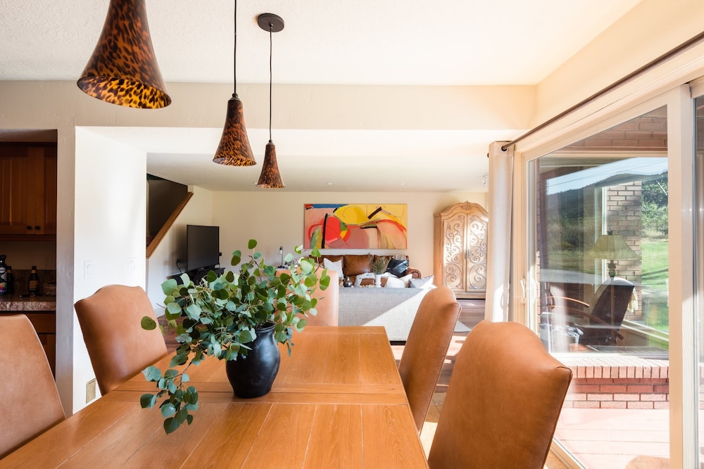Picasso by Avantstay Artist's Mountain Escape w Hot Tub & Views - photo 23