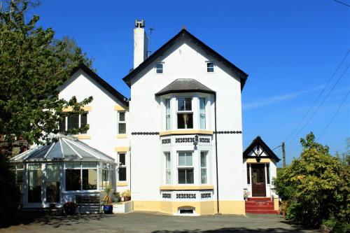Woodlands — hotel in Benllech