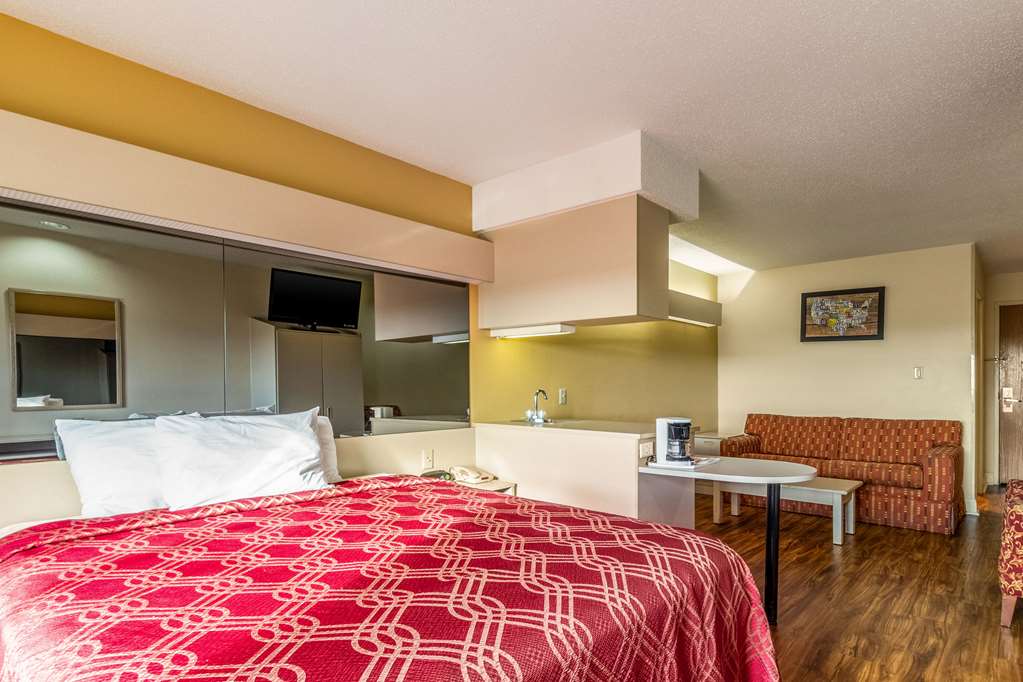 Econo Lodge Inn & Suites Evansville East - photo 14