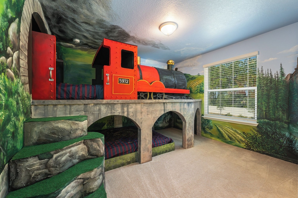 Wonderful New 9BR w Games Theater Pool by Disney — 4-Star Luxury Hotel in Davenport, United States
