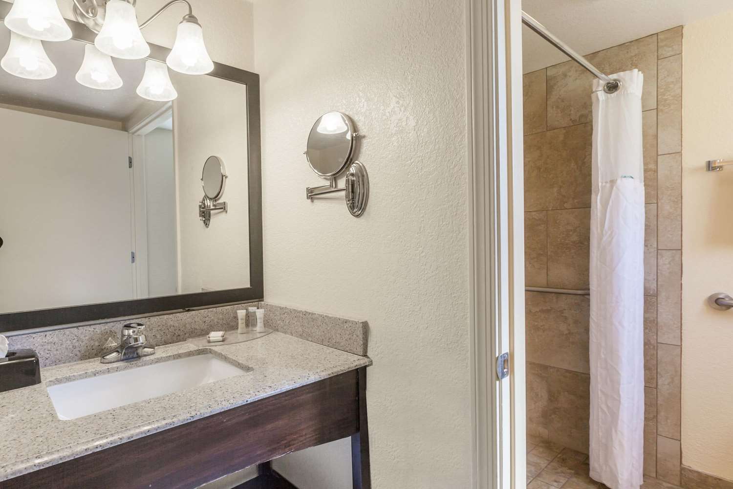 Howard Johnson by Wyndham Flagstaff - photo 13