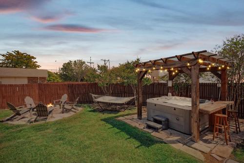 4BR 2BA Home Hot Tub Grill & Playground — 4-Star Luxury Hotel in Plano, United States