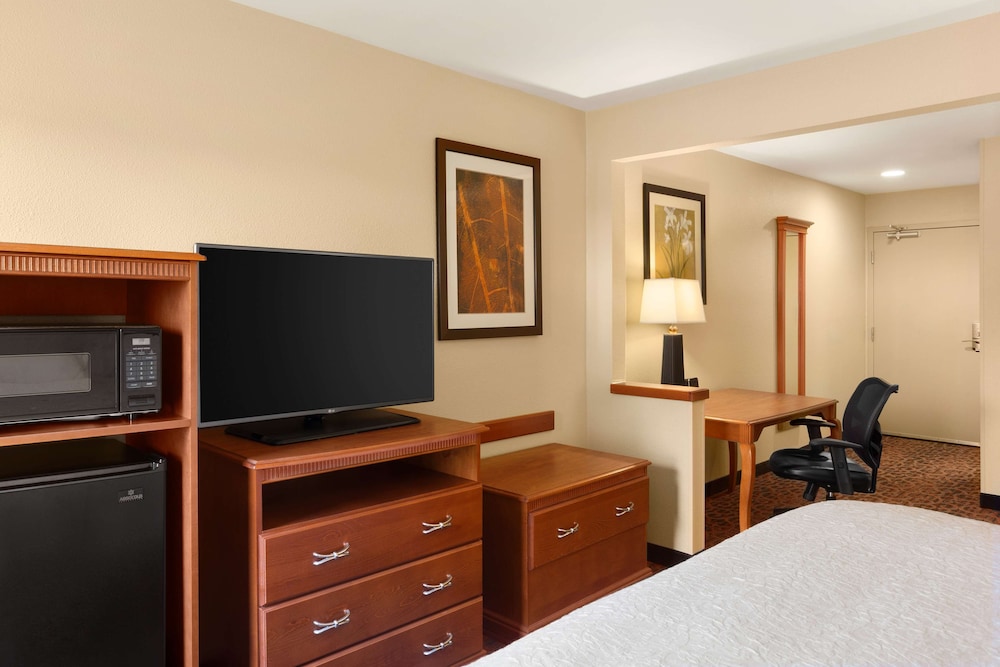 Hampton Inn Wichita East - photo 13