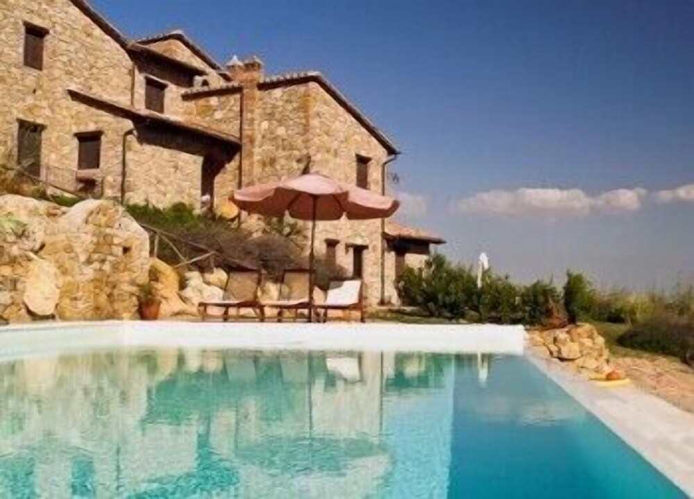 I Casali Di Colle San Paolo — 4-Star Luxury Hotel in Tavernelle, Italy
