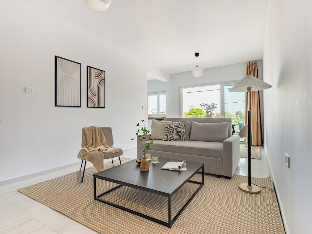 Sanders Cruise Modern 2 bdr Apt With Balcony