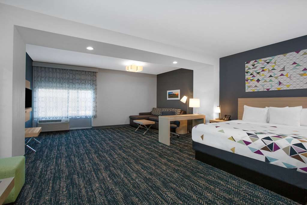 La Quinta Inn & Suites by Wyndham Manassas Va Dulles Airport - photo 18