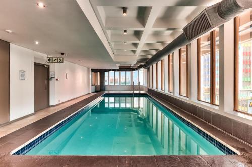 Central City Pad with Gym Pool Iconic Views
