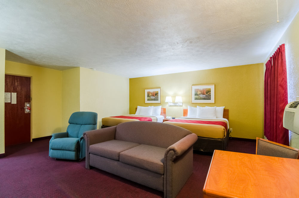 Econo Lodge Interstate 35 Exit 183 - photo 20