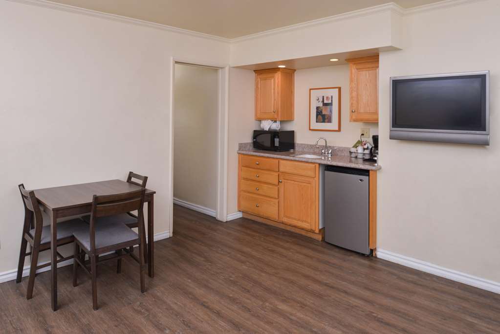 Edgewater Inn And Suites - photo 17