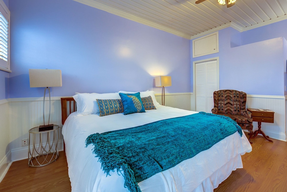 Carlisle Garden Suites - photo 22