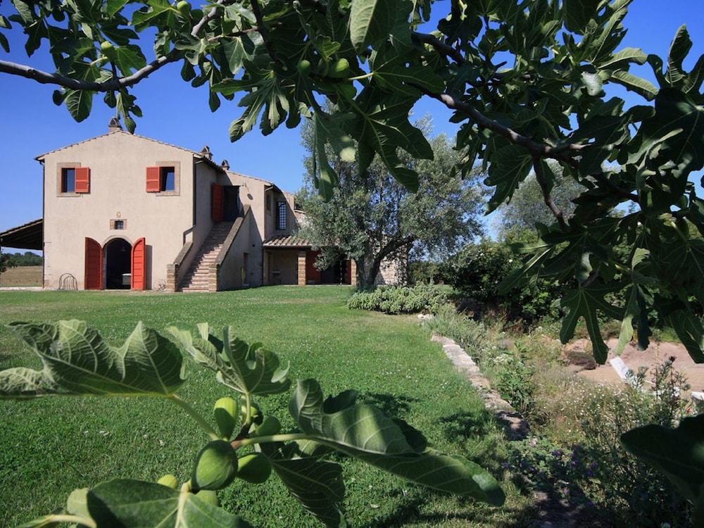 Orte Villa for 8 With Parking — 4-Star Luxury Hotel in Orte, Italy