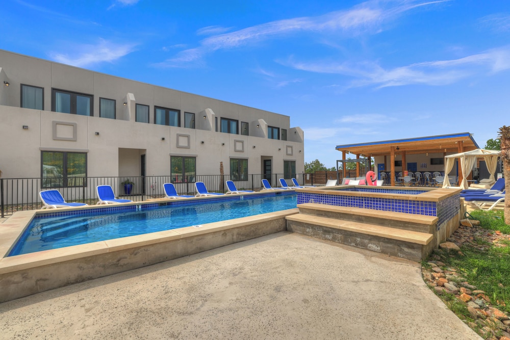 The Bentley Hotel Bill Murray Room Pool View - photo 10