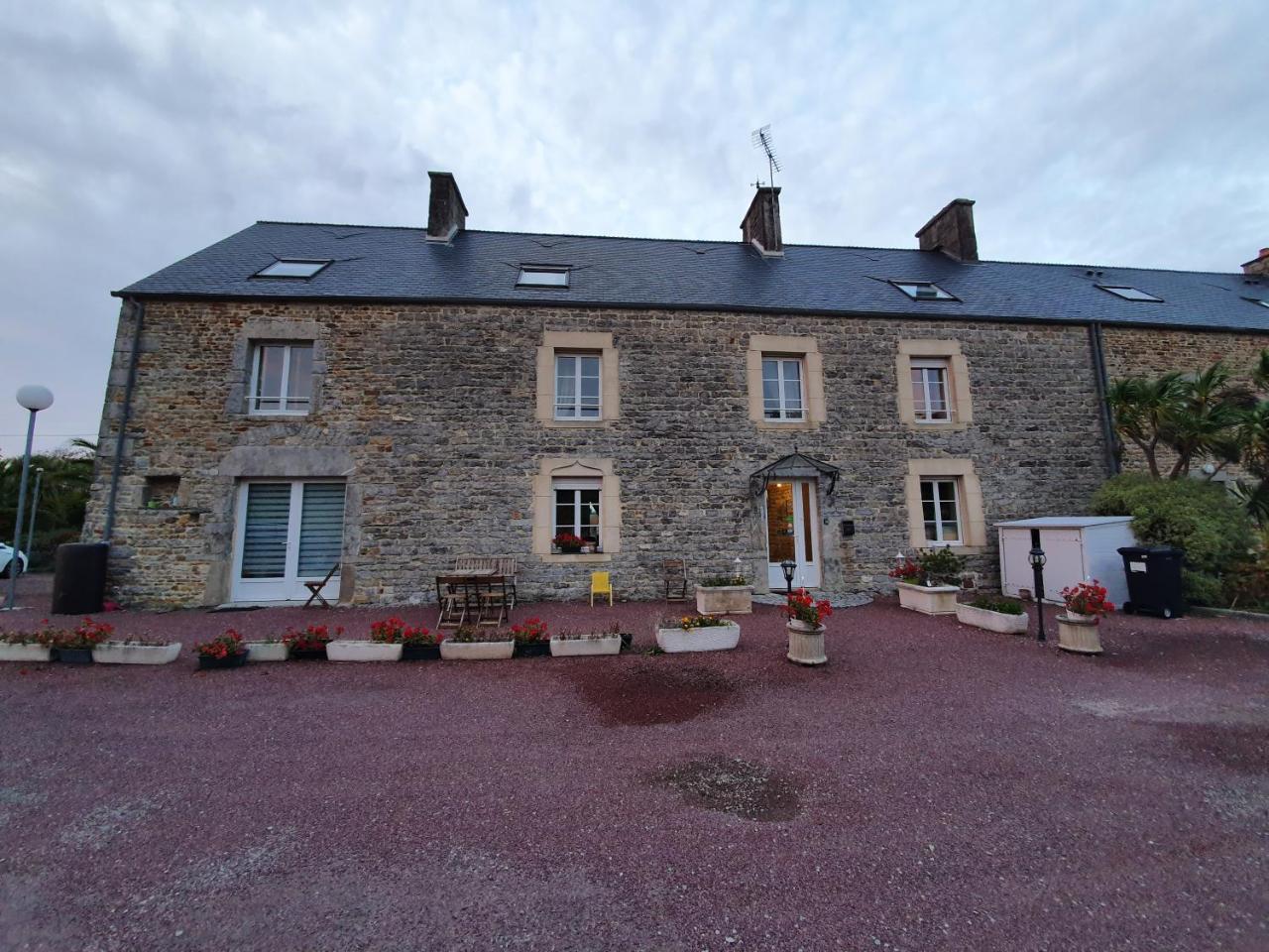 Gites de Line Marvie — hotel in Surtainville
