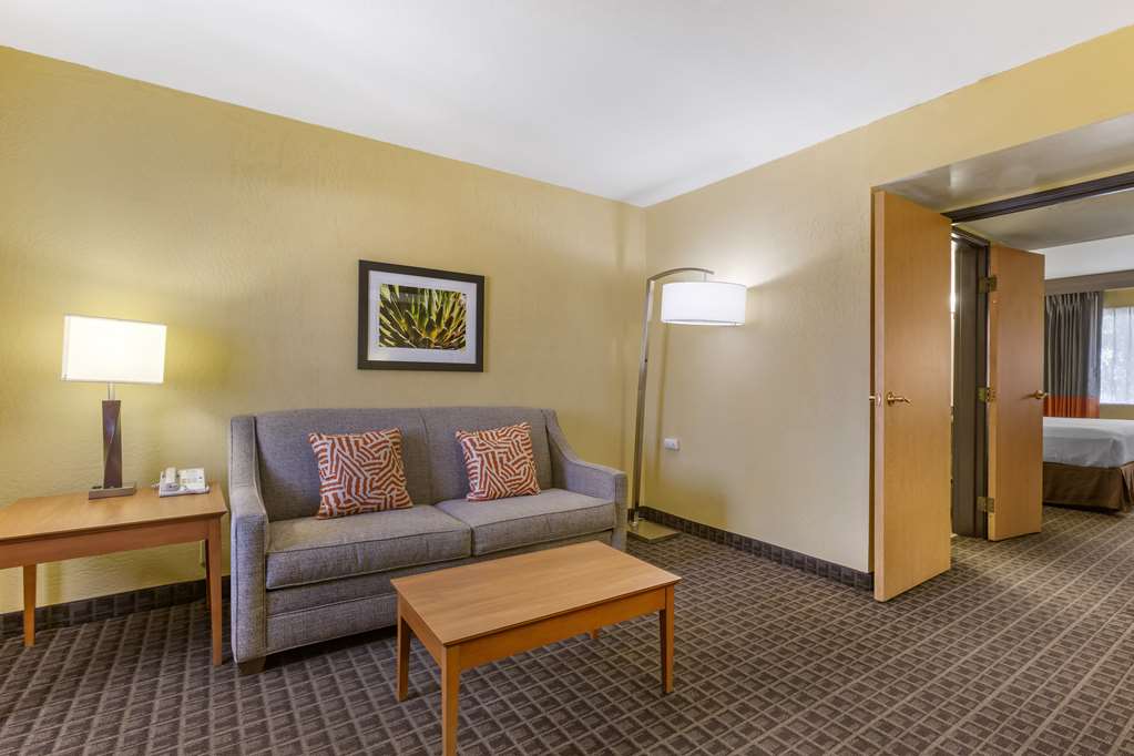 Best Western Plus Scottsdale Thunderbird Suites - photo 4