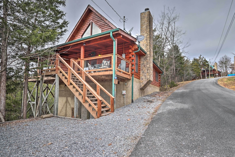 Smoky Mountains Cabin Less Than 1 Mi To Douglas Lake — 4-Star Luxury Hotel in Sevierville, United States