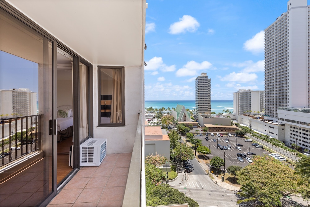 Spacious and Comfortable Ocean View Waikiki Banyan Condo FREE Parking by Koko Resort Vacation Rentals - photo 25