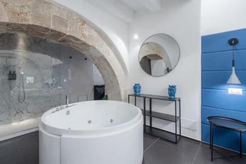 Judeka Suite Ortigia with Jacuzzi — 4-Star Luxury Hotel in Siracusa, Italy