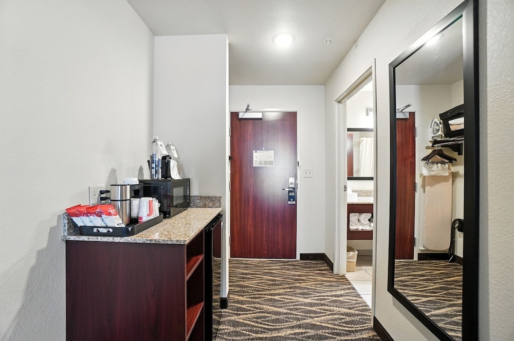 Cobblestone Hotel & Suites Bellefontaine - photo 31
