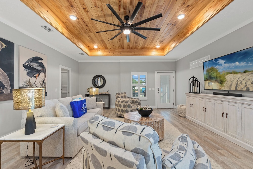 Charming 3 2 Beach House w Pool & Golf Cart Included 1 Min Walk to Beach — 4-Star Luxury Hotel in Panama City Beach, United States