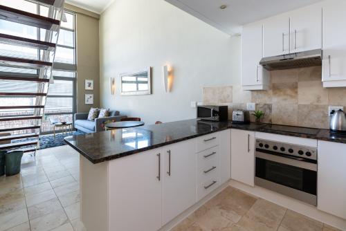 Stylish De Waterkant Loft with Pool Parking and Table Mtn Views