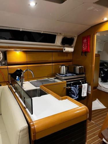 Sleep Aboard A Modern Sailboat In Oeiras — Oeiras