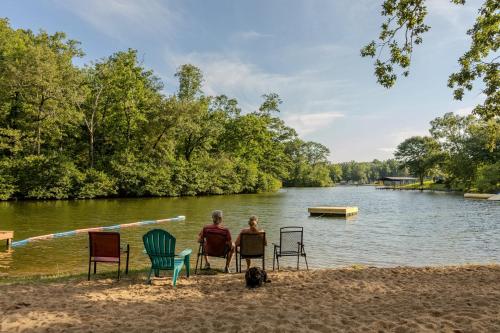 Cozy Lakeside Escape near Hot Springs — 4-Star Luxury Hotel in Hot Springs, United States
