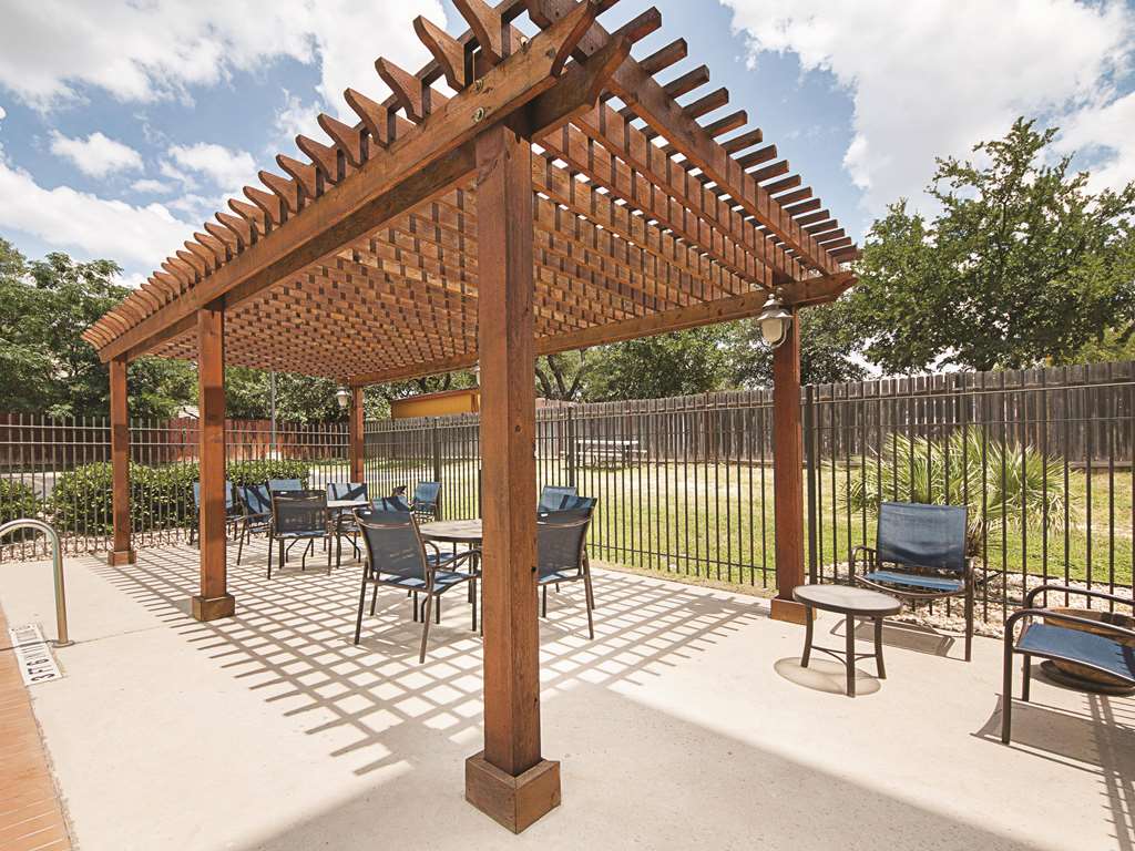 La Quinta Inn & Suites by Wyndham San Antonio Northwest - photo 12