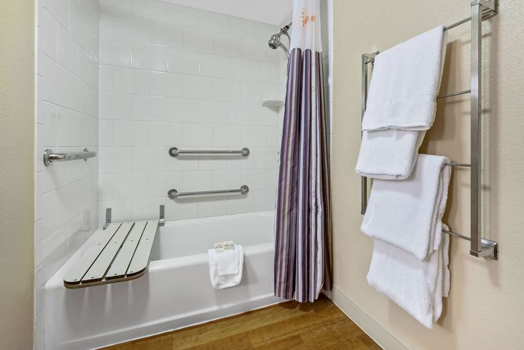 La Quinta Inn & Suites by Wyndham West Palm Beach Airport - photo 21