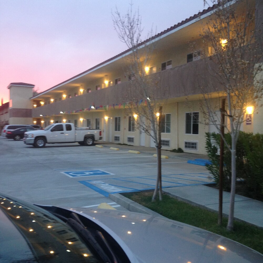 America Inn & Suites - photo 15