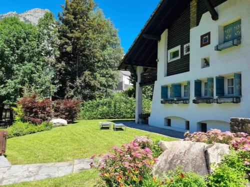 Spaziosa taverna accanto alle piste da sci in Courmayeur, Italy