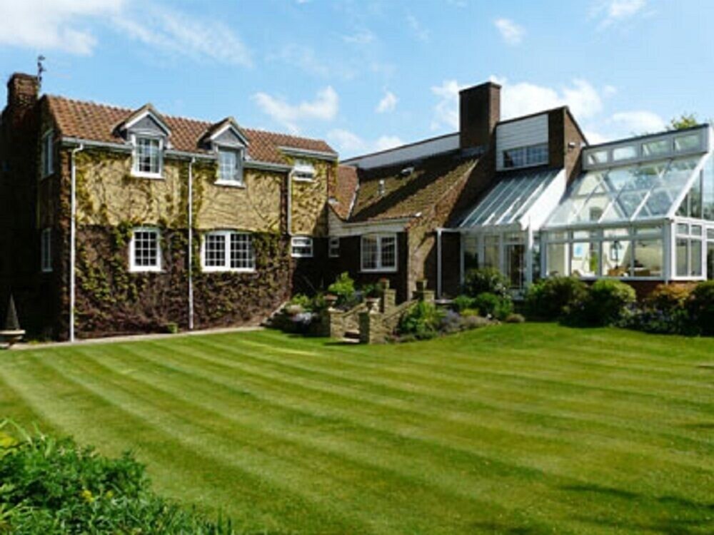 Pine Lodge — 4-Star Luxury Hotel in Ulceby, United Kingdom